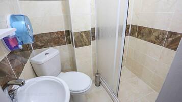 Kamar Double | Kamar mandi | Shower, pengering rambut, sandal, dan handuk