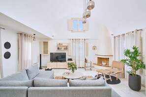 Una Smart TV, una chimenea, un reproductor de DVD