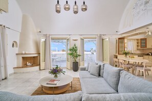 Una Smart TV, una chimenea, un reproductor de DVD