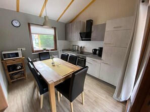 Køleskab, mikrobølgeovn, ovn, kogeplade