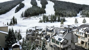 Ein Skigebiet mit schneebedeckten Pisten und Berghäusern.