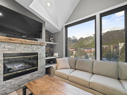 Newly Renovated, Slope-Side Walk-In/Out, Top Floor, Ten Mile Range Views - ER4