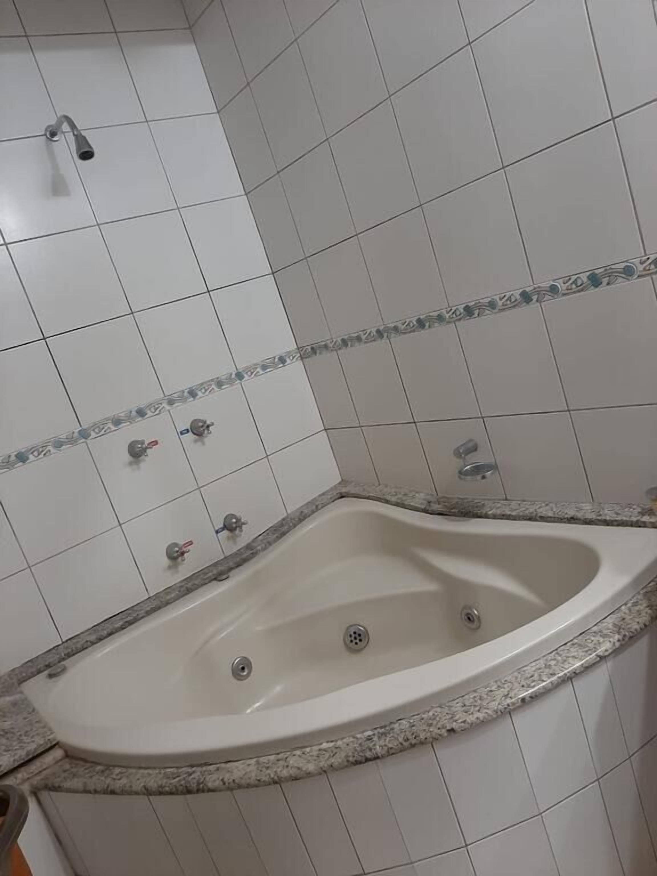 Chuveiro, toalhas de banho