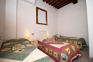 3 bedrooms, iron/ironing board, free WiFi, bed sheets - Apartment LA LOGGIA, 2 rooms, kitchen in farmhouse with pool 5/7persons  (Toscana)