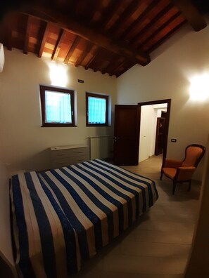3 bedrooms, iron/ironing board, free WiFi, bed sheets - Apartment LA LOGGIA, 2 rooms, kitchen in farmhouse with pool 5/7persons  (Toscana)