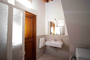 Shower, hair dryer, bidet, towels - Apartment LA LOGGIA, 2 rooms, kitchen in farmhouse with pool 5/7persons  (Toscana)