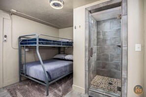 2 bedrooms, iron/ironing board, WiFi - River View Guest Condo (La Verkin)