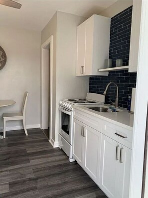 Réfrigérateur, four à micro-ondes, un four, surface de cuisson