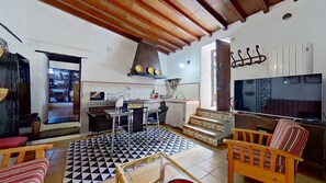 Smart-tv, een dvd-speler, boeken en een stereo