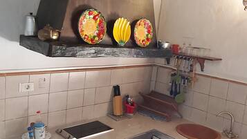 Een koelkast, een magnetron, een kookplaat