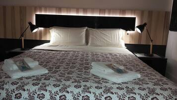 1 slaapkamer, een kluis op de kamer, een bureau