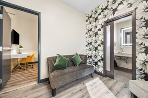 Deluxe-studiosviitti, 1 keskisuuri parisänky | Oleskelualue | 40–tuumainen LCD-televisio, jossa kaapelikanavat