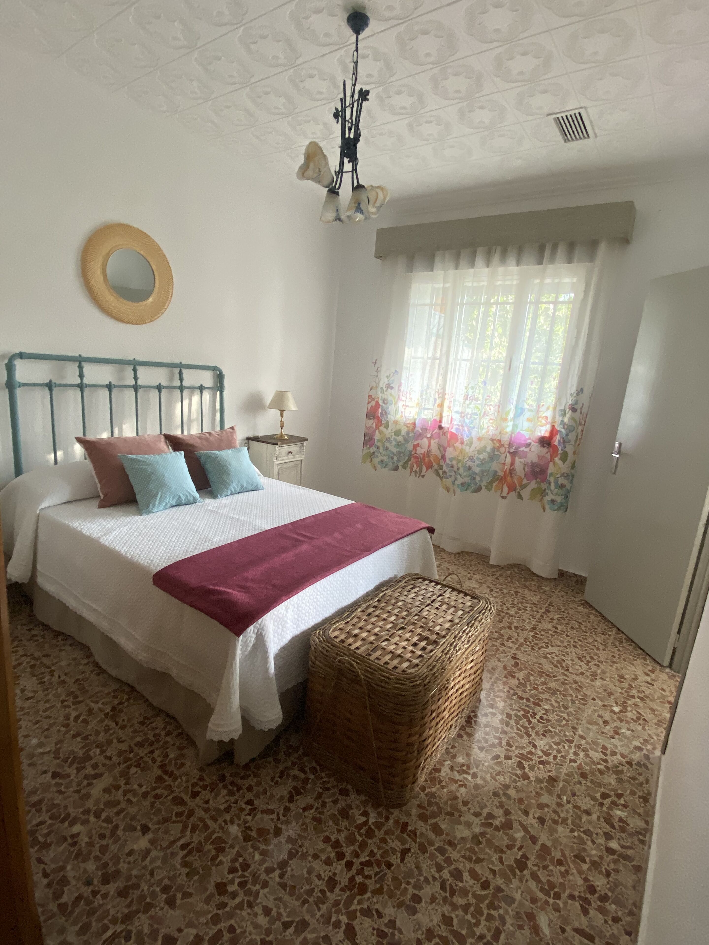 3 habitaciones, tabla de planchar con plancha y ropa de cama 