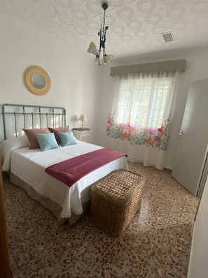 3 makuuhuonetta, silitysrauta/-lauta, vuodevaatteet