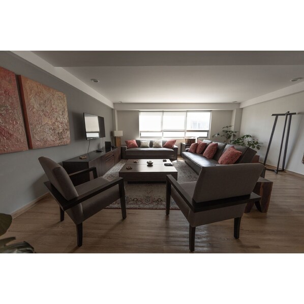 Appartement Deluxe | Aire de séjour | Téléviseur