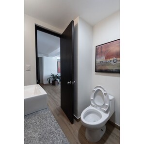Appartement Deluxe | Salle de bain | Douche, serviettes fournies