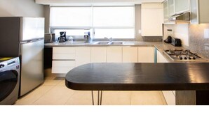 华丽公寓 | 私人厨房 | 茶具/咖啡用具、大冰箱、微波炉、炉灶