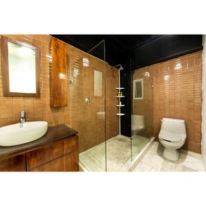 Apartemen Deluks | Kamar mandi | Shower, perlengkapan mandi gratis, pengering rambut, dan handuk