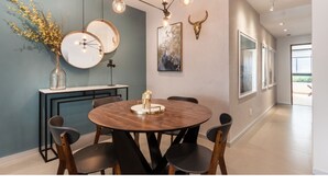 Apartament Deluxe | Zona de menjador de l'habitació
