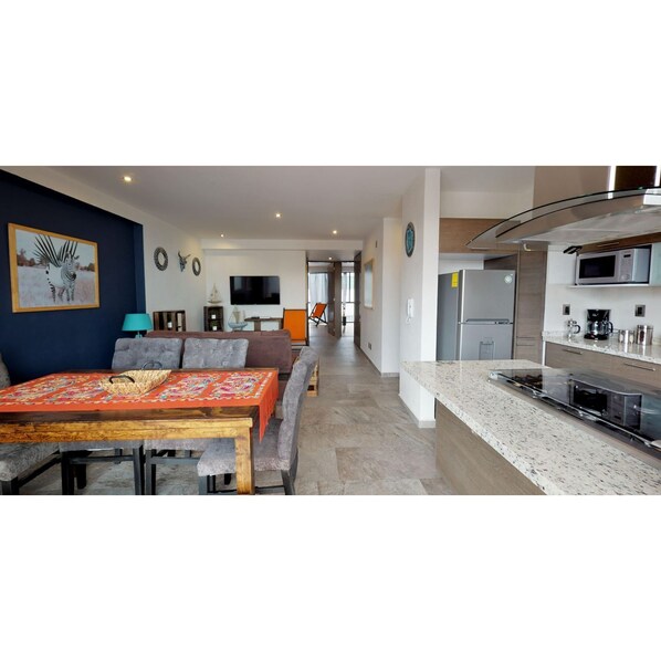 Deluxe Apartment | Private kitchen | Full-size fridge, microwave, oven, stovetop