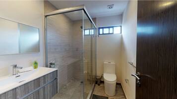 Departamento Deluxe | Baño | Regadera, amenidades de baño gratuitas, secadora de cabello, toallas