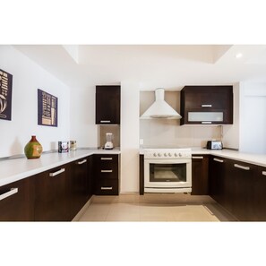 Departamento Deluxe | Cocina privada | Refrigerador con congelador, microondas, horno y parrilla de estufa 