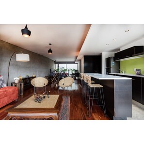 Deluxe-Apartment | Wohnbereich | Fernseher