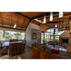 Refrigerador con freezer, microondas, horno, placa de cocina