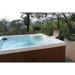 Outdoor spa tub - Luxury Chalet - Cabin in the Woods @Valle de Bravo 1 (Valle de Bravo)