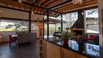 Chalet de lujo | Cocina privada | Refrigerador con congelador, microondas, horno y parrilla de estufa