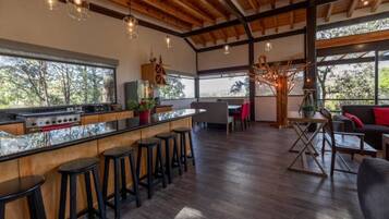 Chalet de lujo | Cocina privada | Refrigerador con congelador, microondas, horno y parrilla de estufa