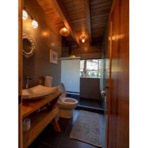 Luxury Chalet | Bathroom | Shower, free toiletries, towels - Luxury Chalet - Cabin in the Woods @Valle de Bravo 2 (Valle de Bravo)