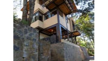 Vista frontal de la propiedad