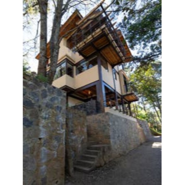 Front of property - Luxury Chalet - Cabin in the Woods @Valle de Bravo 2 (Valle de Bravo)