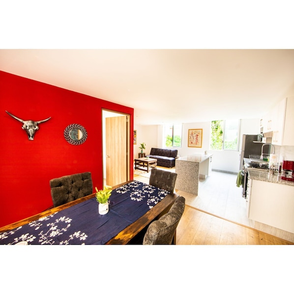 Deluxe Apartment, 2 Bedrooms | In-room dining