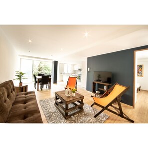 Deluxe-Apartment | Wohnbereich | Fernseher