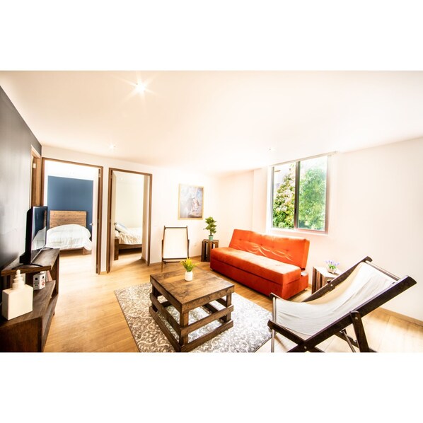 Appartement Deluxe | Aire de séjour | Téléviseur