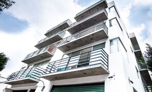 Vista frontal de la propiedad