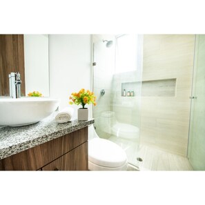 Apartamento Deluxe | Baño | Ducha, artículos de higiene personal gratuitos y toallas