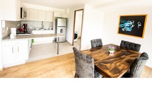 Deluxe-Apartment | Essbereich im Zimmer