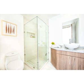 Deluxe appartement | Badkamer | Een douche, gratis toiletartikelen, handdoeken
