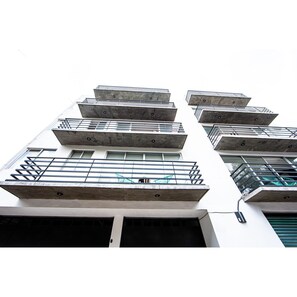 Front of property - Brand New Park View Designer Apartment (Mexico City)