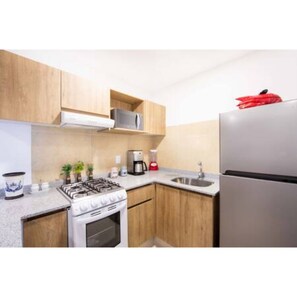 Departamento Deluxe, 2 habitaciones | Cocina privada | Refrigerador con congelador, microondas, horno y parrilla de estufa
