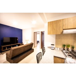 Apartamento Deluxe, 2 habitaciones | Cocina privada | Frigorífico grande, microondas, horno y placa de cocina