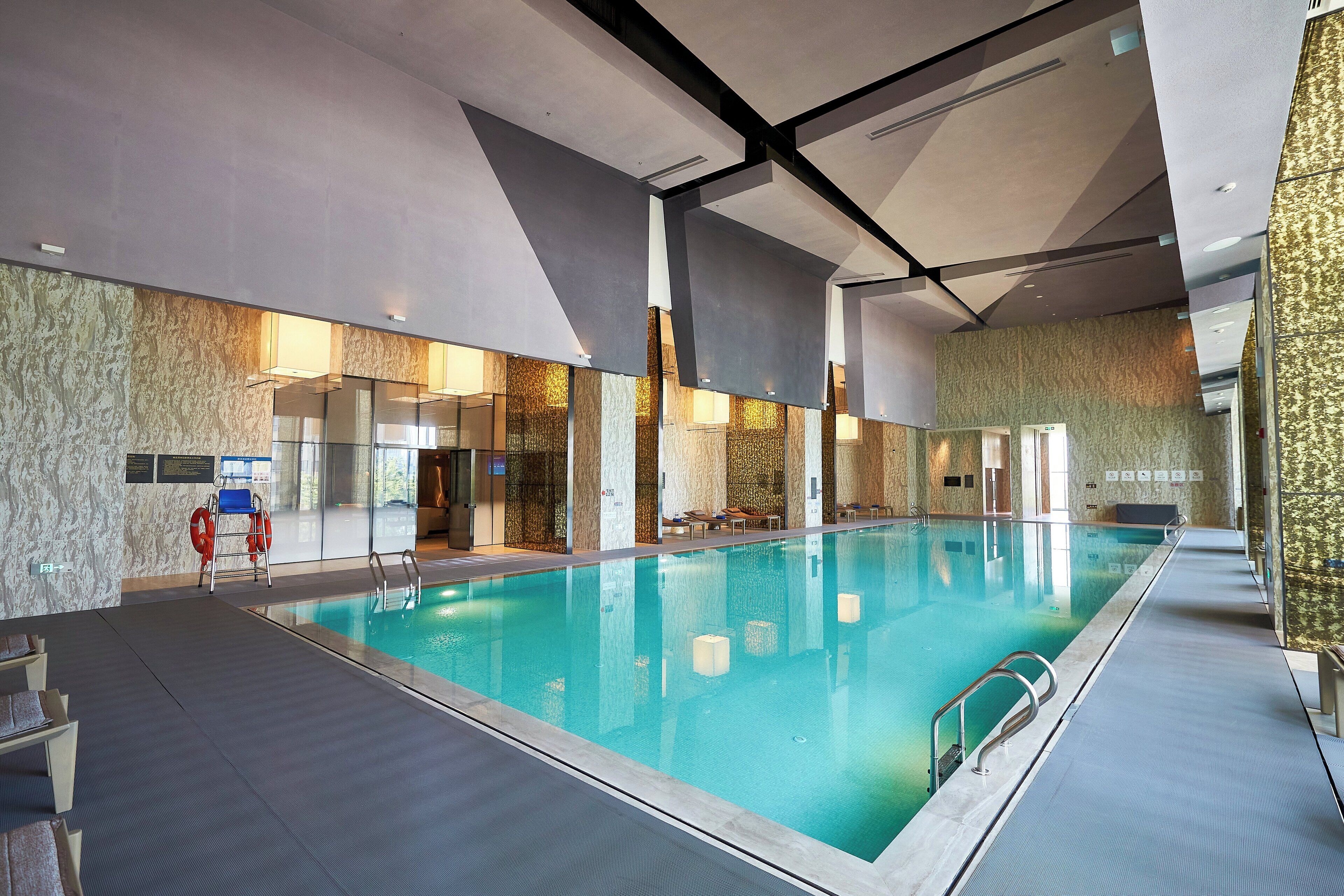 室內泳池；躺椅