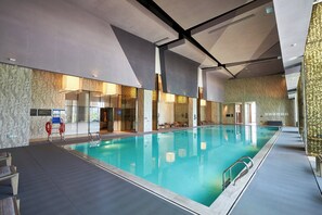 室內游泳池，提供日光浴躺椅