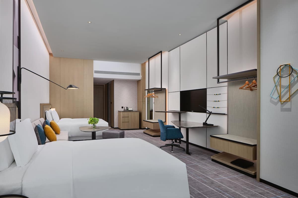 Seprai premium, selimut bulu angsa, busa memori, dan minibar