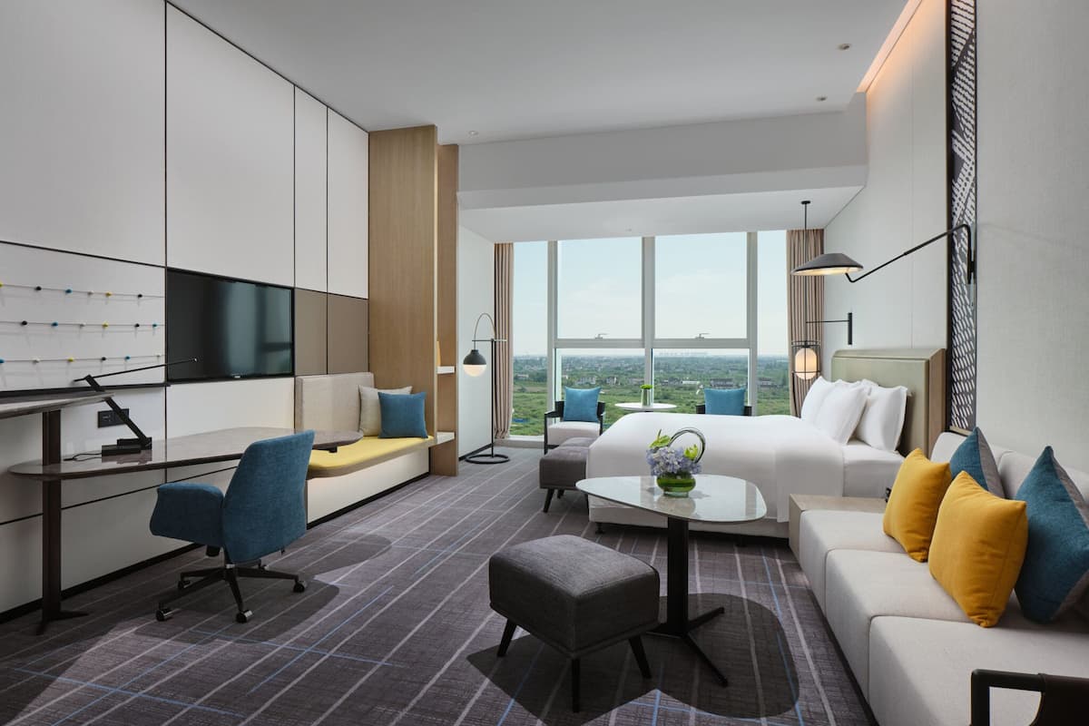 Seprai premium, selimut bulu angsa, busa memori, dan minibar