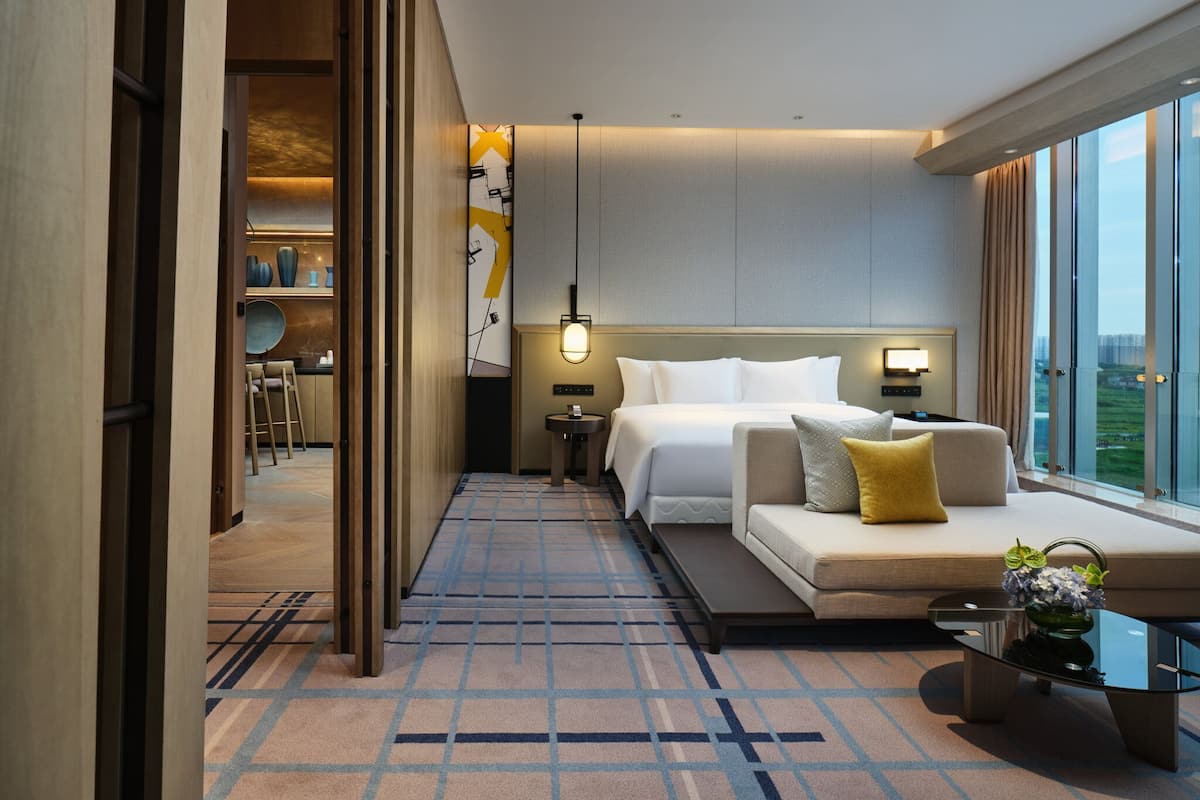 Seprai premium, selimut bulu angsa, busa memori, dan minibar