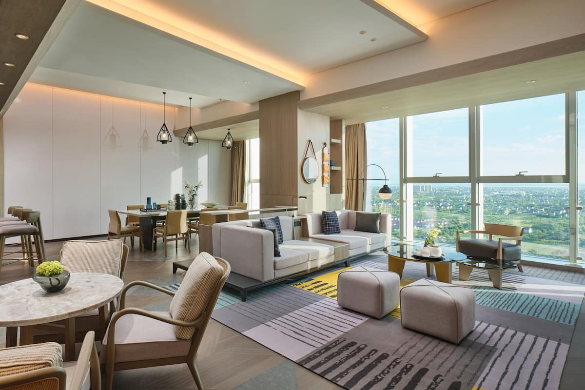 Suite, 1 kamar tidur (Dining Meeting Area) | Seprai premium, selimut bulu angsa, busa memori, dan minibar